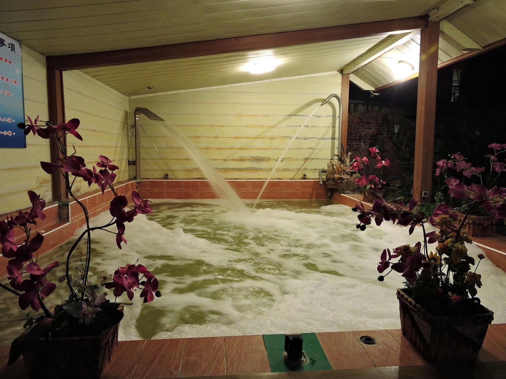 Longchi Hot-Spring Hotel Цзяосі Екстер'єр фото