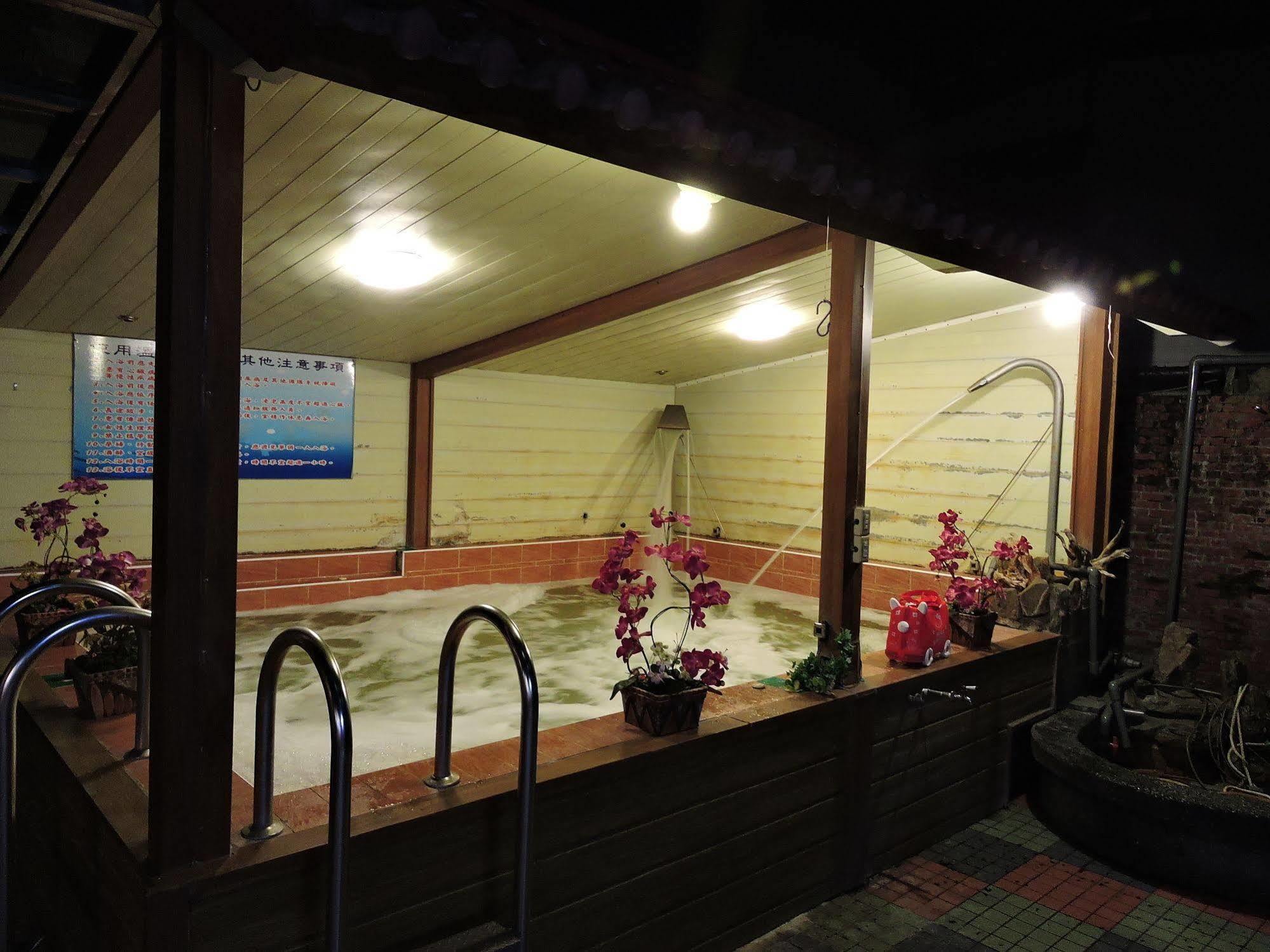 Longchi Hot-Spring Hotel Цзяосі Екстер'єр фото